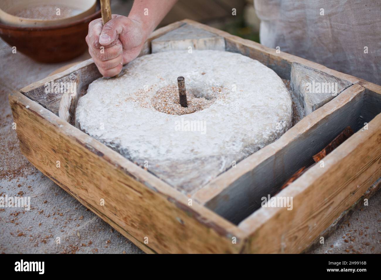 Die alte Handmühle oder Quernstein, mahlt das Getreide zu Mehl. Alte handgefertigte Schleifsteine. Stockfoto