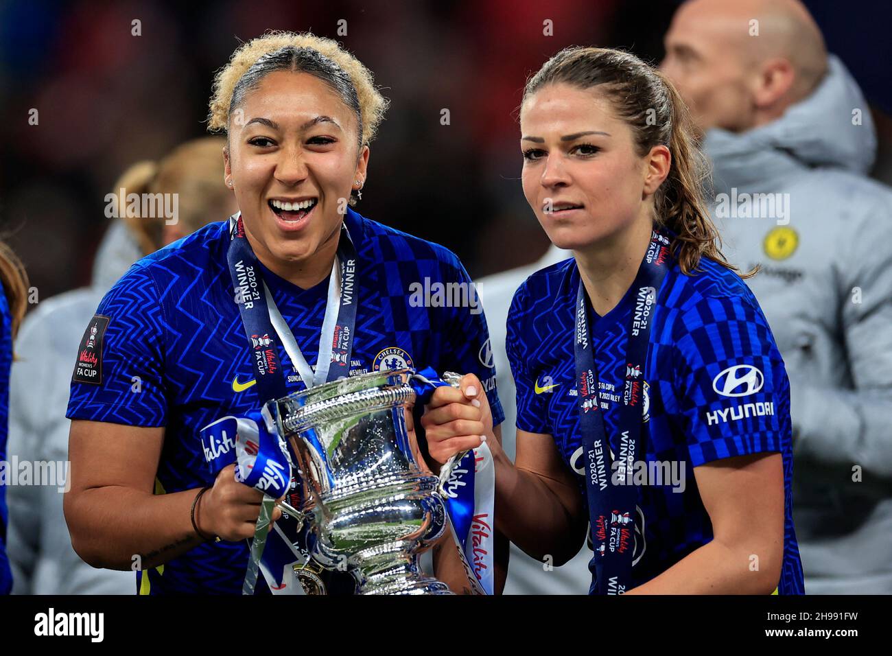 Lauren James und Melie Leupolz #8 von Chelsea feiern den Sieg im FA Cup Stockfoto
