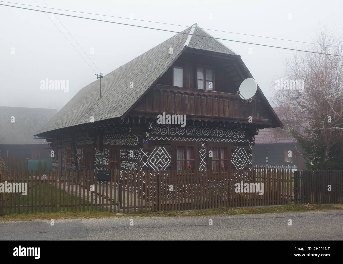 Traditionelles Blockhaus mit weißen linearen Mustern im Dorf Čičmany in der Region Žilina in der Slowakei. Stockfoto