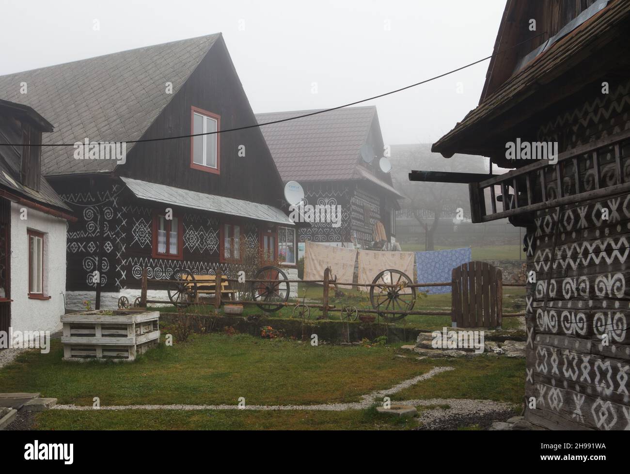 Traditionelle Blockhäuser mit weißen linearen Mustern im Dorf Čičmany in der Region Žilina in der Slowakei. Stockfoto