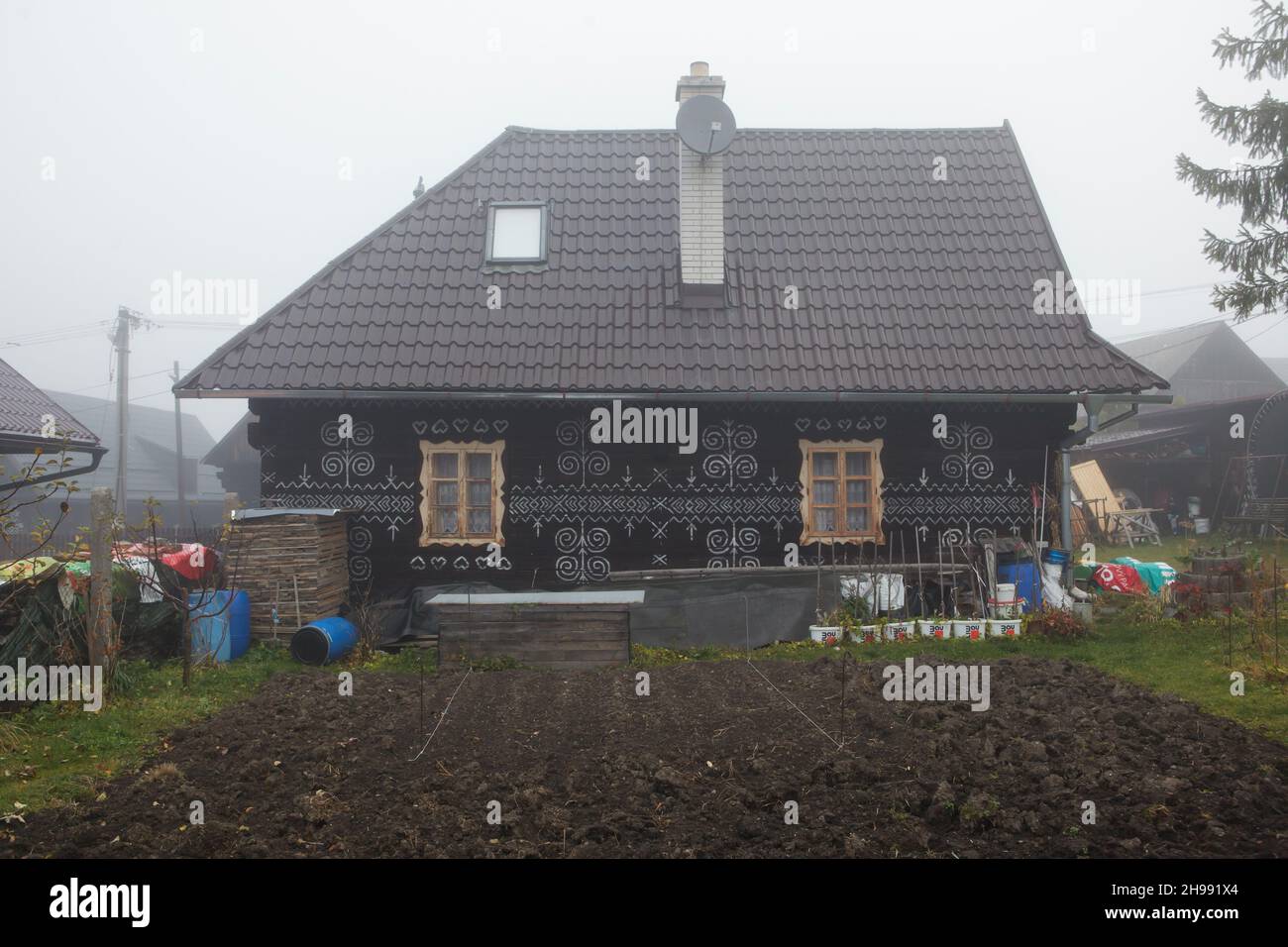 Traditionelles Blockhaus mit weißen linearen Mustern im Dorf Čičmany in der Region Žilina in der Slowakei. Stockfoto