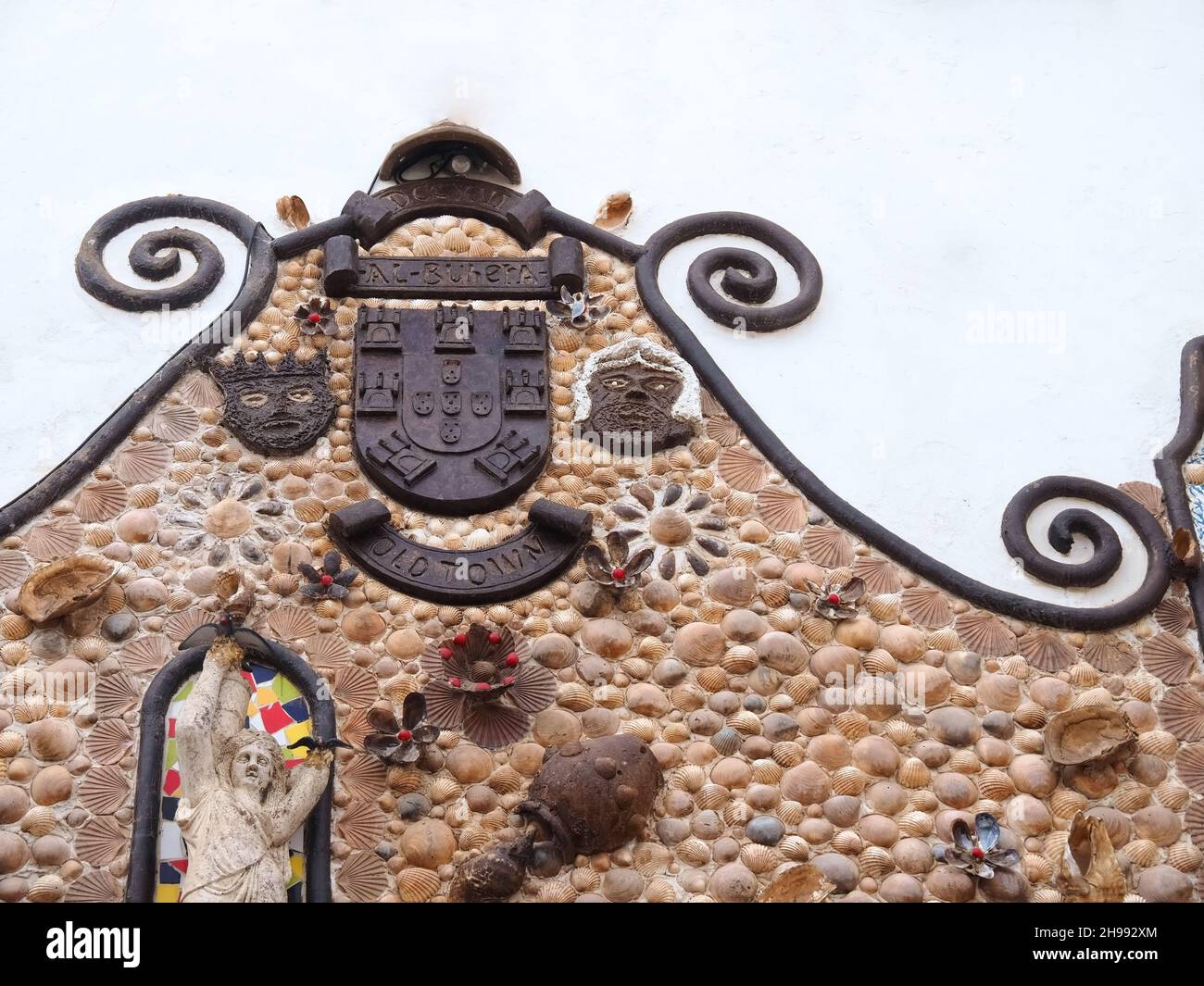 Fassade mit Muscheln in der Portas da Villa Antiquily Bar in Albufeira Stockfoto