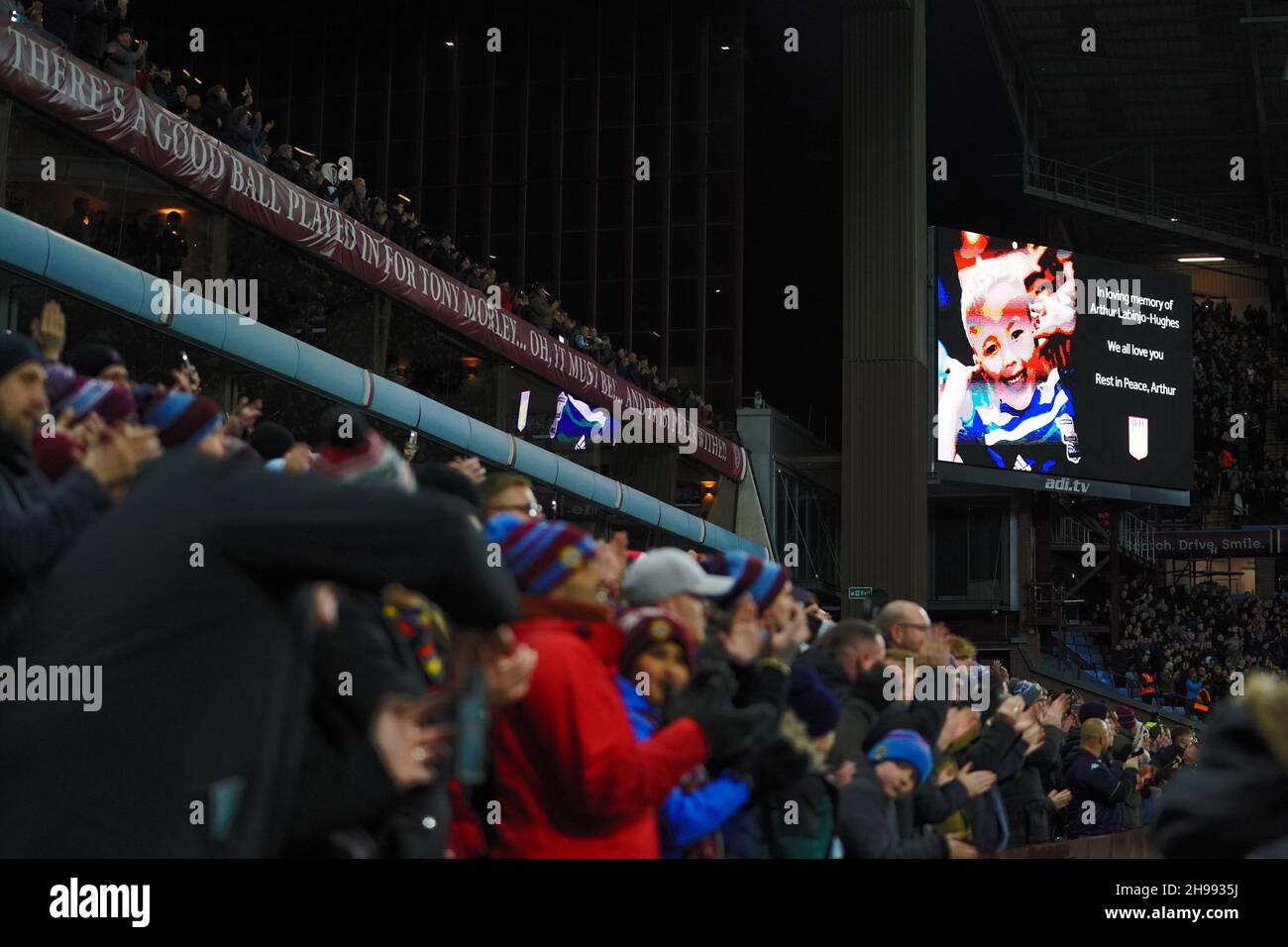 Die Fans applaudieren während des Spiels der Premier League in Villa Park, Birmingham, zur sechs-Minuten-Marke in Erinnerung an Arthur Labinjo-Hughes. Bilddatum: Sonntag, 5. Dezember 2021. Stockfoto