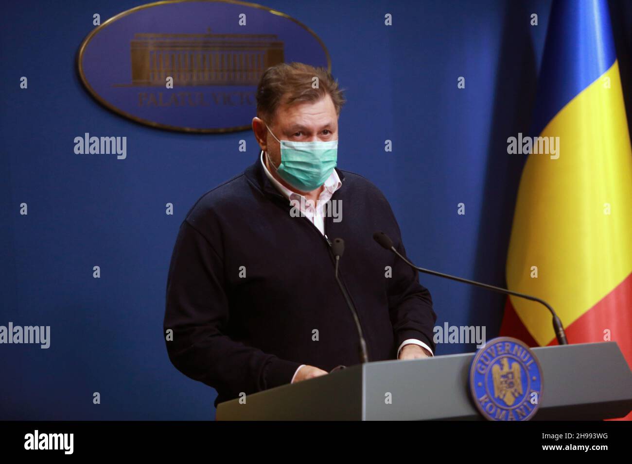 BUKAREST, RUMÄNIEN, 5. Dezember 2021: Der rumänische Gesundheitsminister Alexandru Rafila spricht auf einer Pressekonferenz über neue Maßnahmen gegen neue St Stockfoto