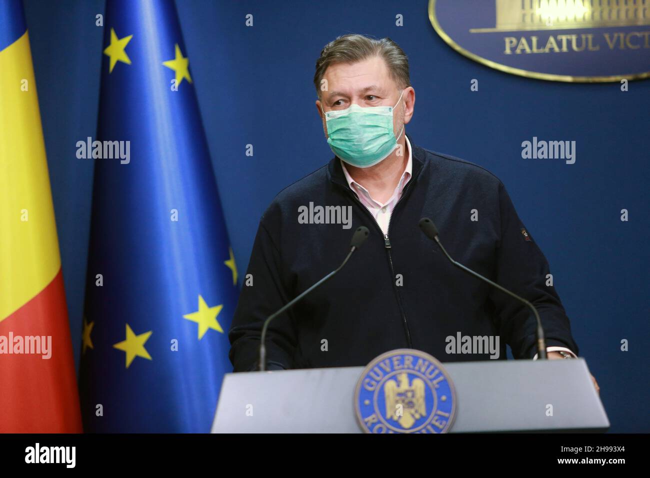 BUKAREST, RUMÄNIEN, 5. Dezember 2021: Der rumänische Gesundheitsminister Alexandru Rafila spricht auf einer Pressekonferenz über neue Maßnahmen gegen neue St Stockfoto