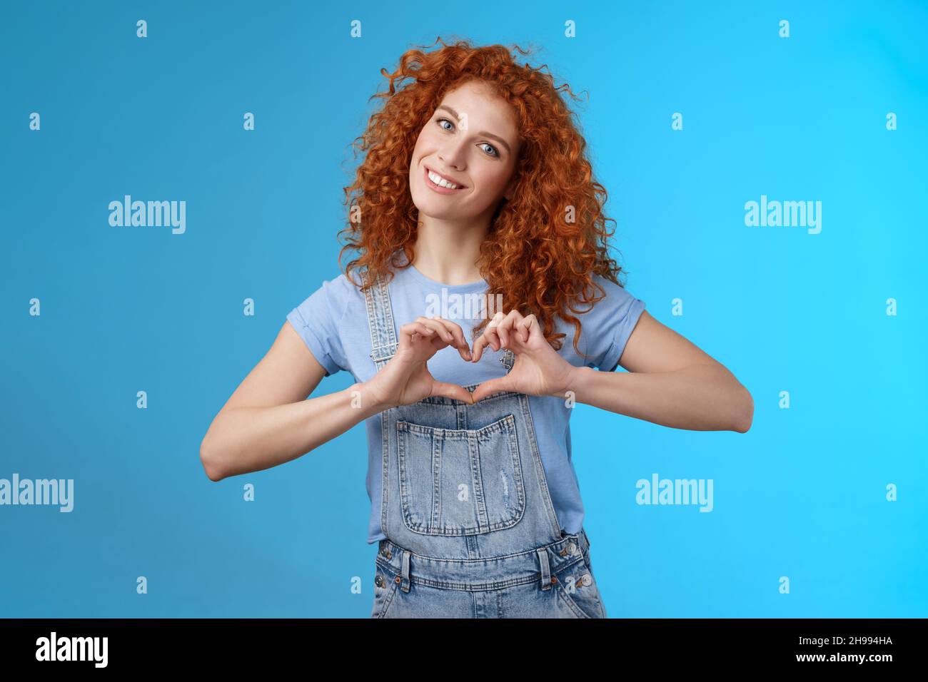 Fürsorglich zärtlich schön rothaarig freundin Ausdruck Sympathie zärtlich sanft Sympathie kippen Kopf lächelnd breit zeigen Herz Liebe Geste Brust schätzen Stockfoto