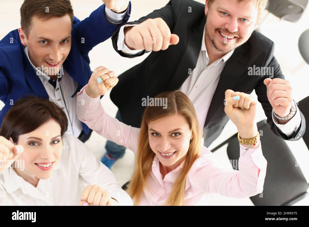 Eine Gruppe von Menschen zeigt im Büro eine gemeinsame Unterstützungsbewegung Stockfoto
