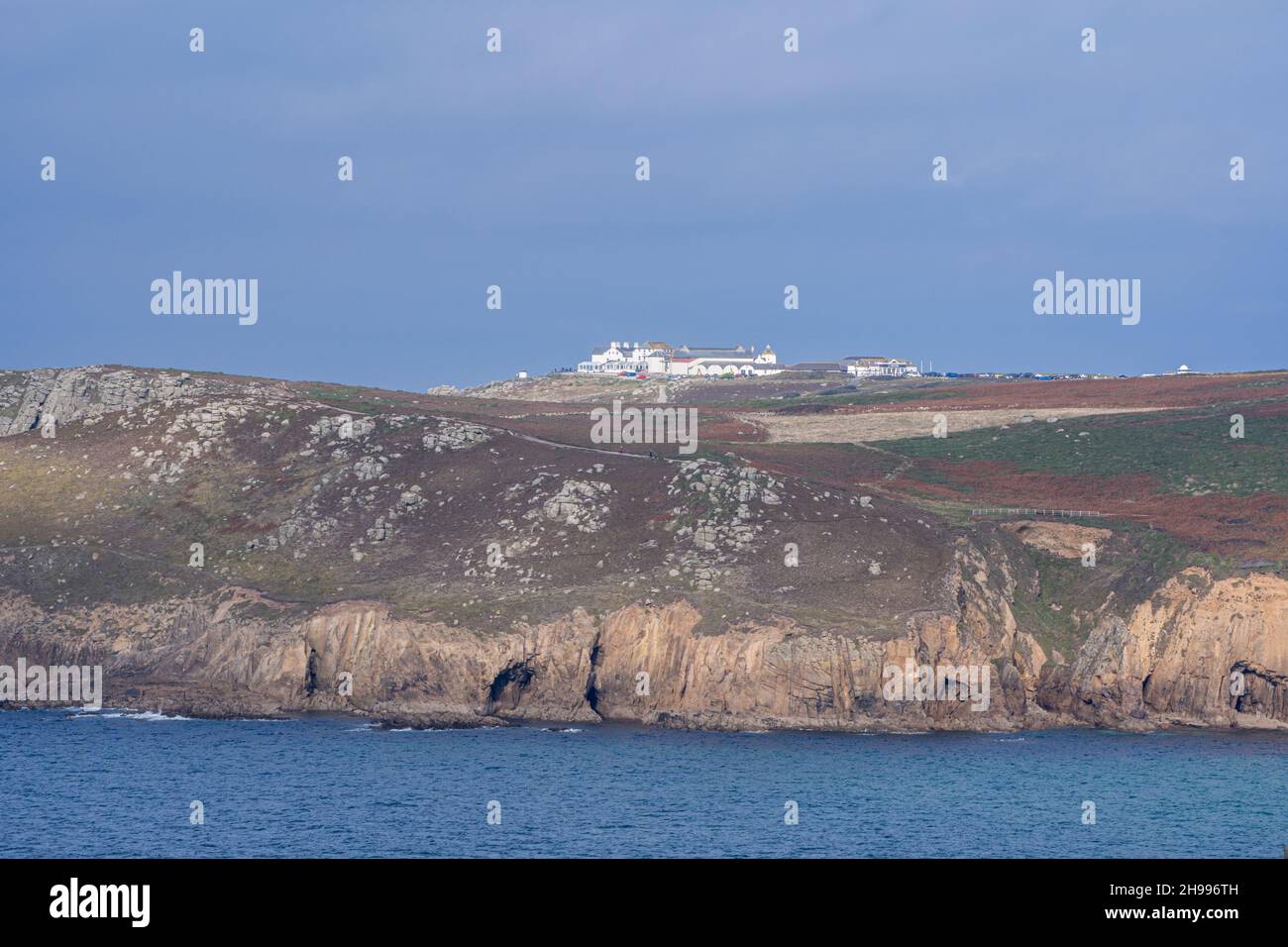 Blick hinunter auf das klare Wasser von Mill Bay oder Nanjizal gegenüber in Richtung Lands End vom South West Coast Path. Stockfoto