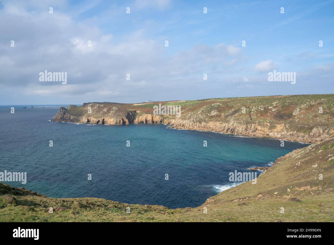 Der Blick hinunter auf das klare Wasser von Mill Bay oder Nanjizal in Richtung Lands End mit einem kleinen Blick auf Longships vom South West Coast Path. Stockfoto