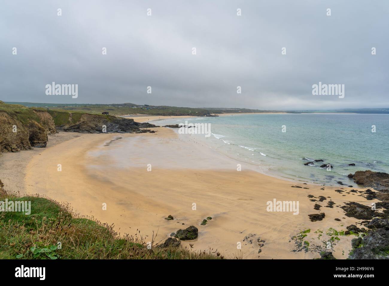 Der Blick vom Godrevy Point auf Hayle/Carbis Bay und St Ives Bay an einem langweiligen Tag in Cornwall Stockfoto