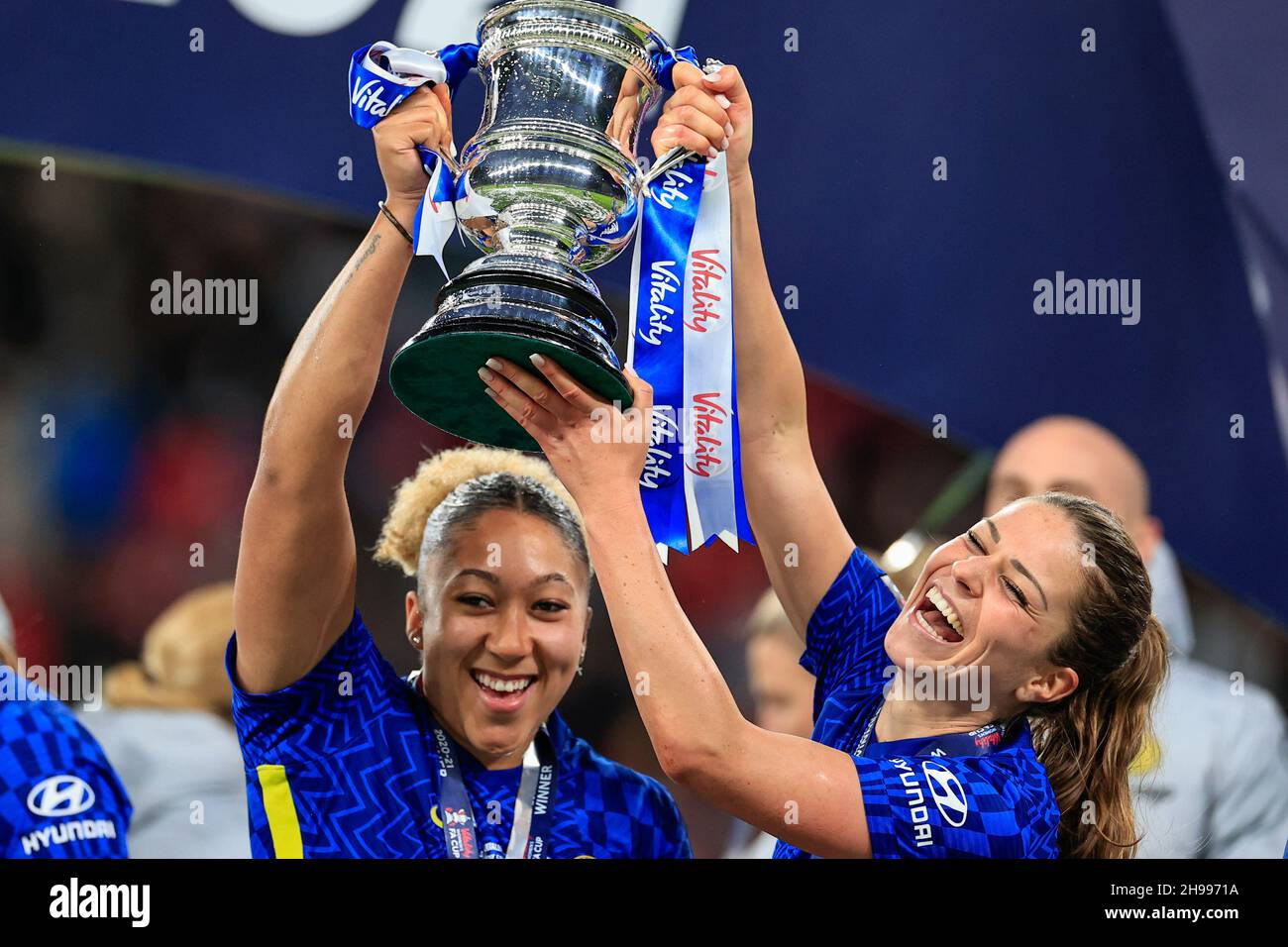 Die 8-Mann-Frau von Chelsea, Melie Leupolz #, und Lauren James feiern den Sieg im FA Cup Stockfoto
