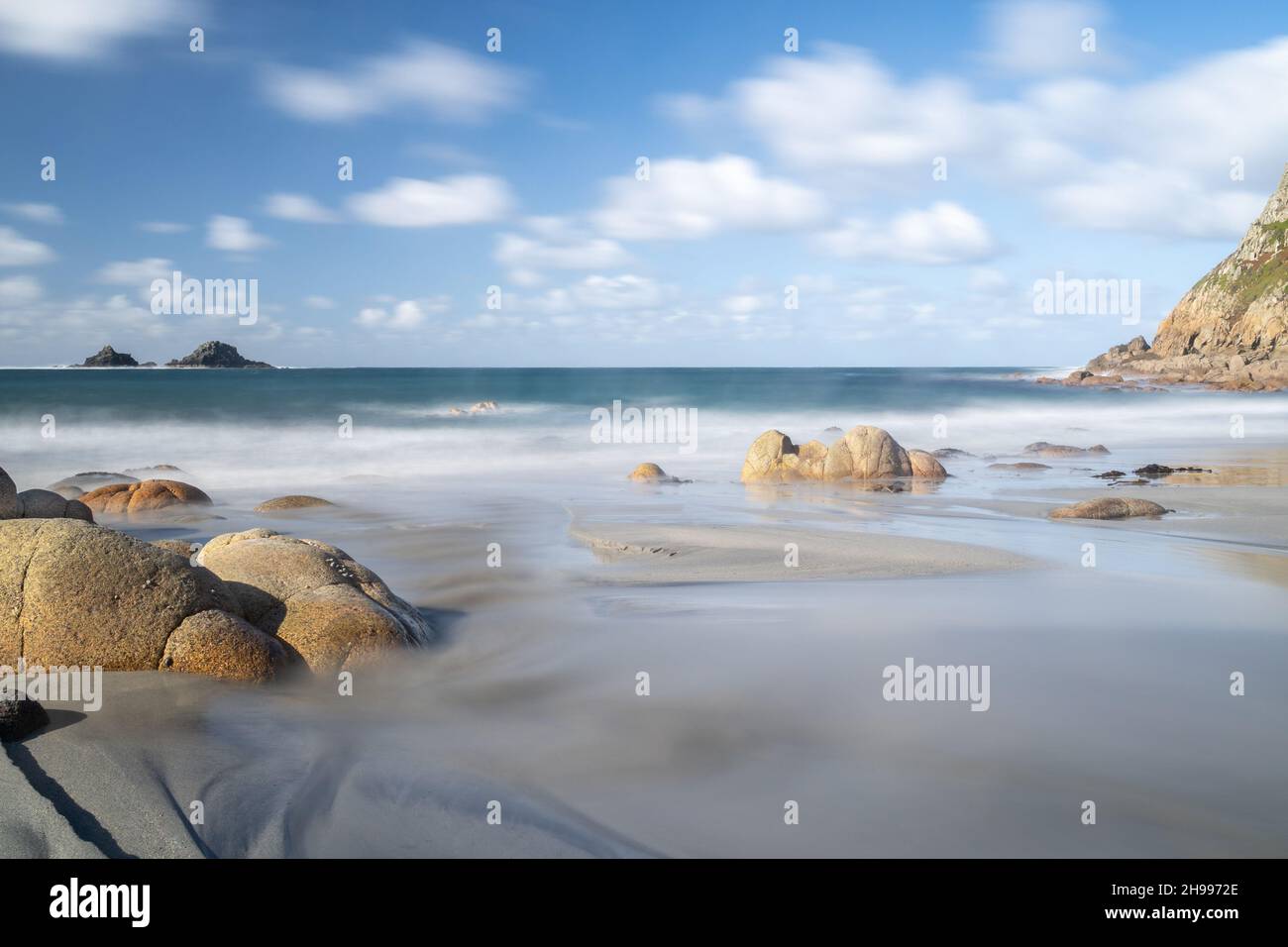 Porth Nanven in Cornwall mit seinem schönen Strand und glatt Runde Felsbrocken Stockfoto