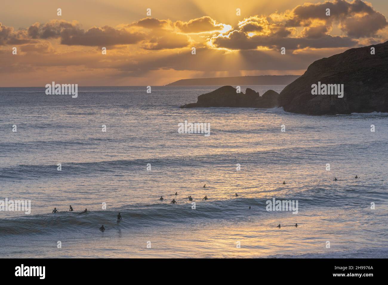 Surfer mit einem tollen Wellengang bei Sonnenuntergang am beliebten Praa Sandstrand an der Südküste von Cornwall Stockfoto Surfer mit einem tollen Wellengang bei Sonnenuntergang am beliebten Praa Sandstrand an der Südküste von Cornwall Stockfoto