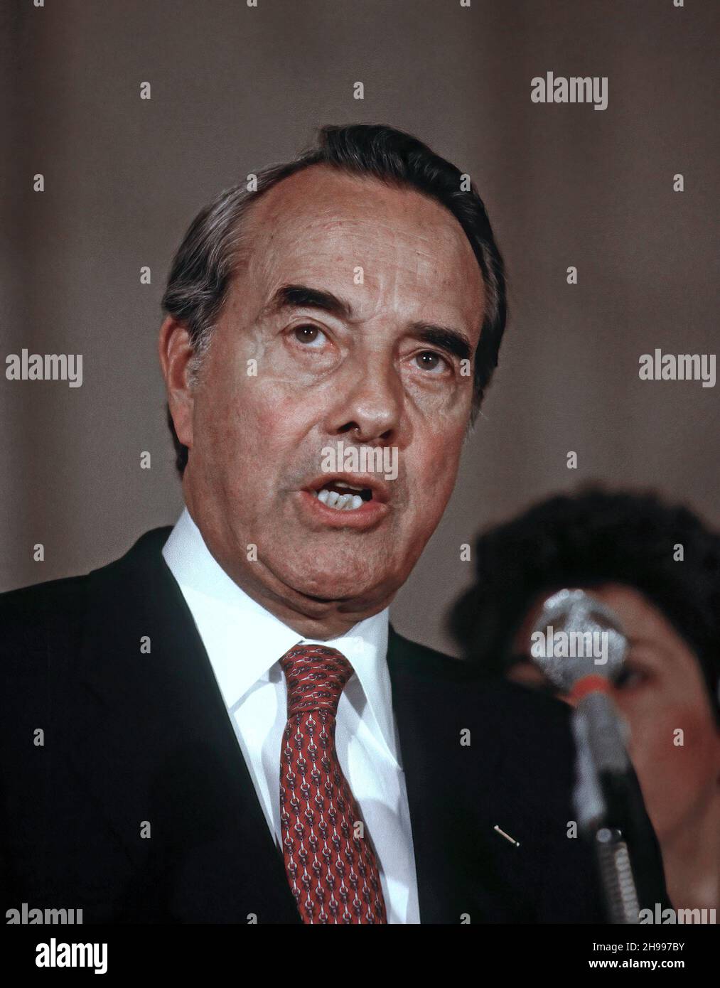 **DATEI FOTO** Bob Dole ist bei 98 verstorben. Washington, DC. USA, 29. März 1988 im Caucus-Raum des Russell Senate Office Building kündigt der US-amerikanische Politiker, Senator Bob Dole, seinen Rückzug aus seiner Präsidentschaftskampagne an.Quelle: Mark Reinstein/MediaPunch Stockfoto