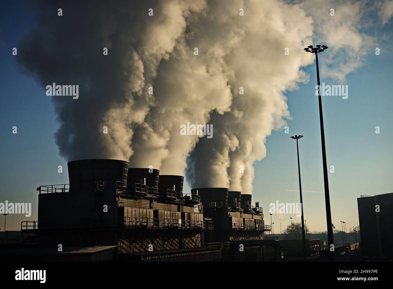 Fabrikschornsteine mit Rauchentwicklung. Industrielle Fabrik Verschmutzung, Rauchestack Abgase. Fabrik Schornstein Stockfoto