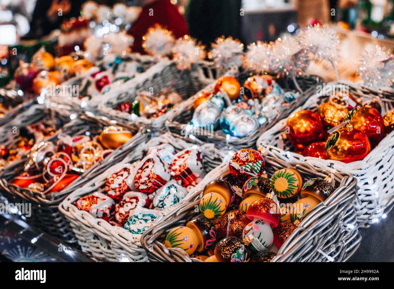 Weihnachtsmarkt mit farbigen Urlaubsspielzeugen und Souvenirs. Wintersaison. Neujahrsstimmung Stockfoto