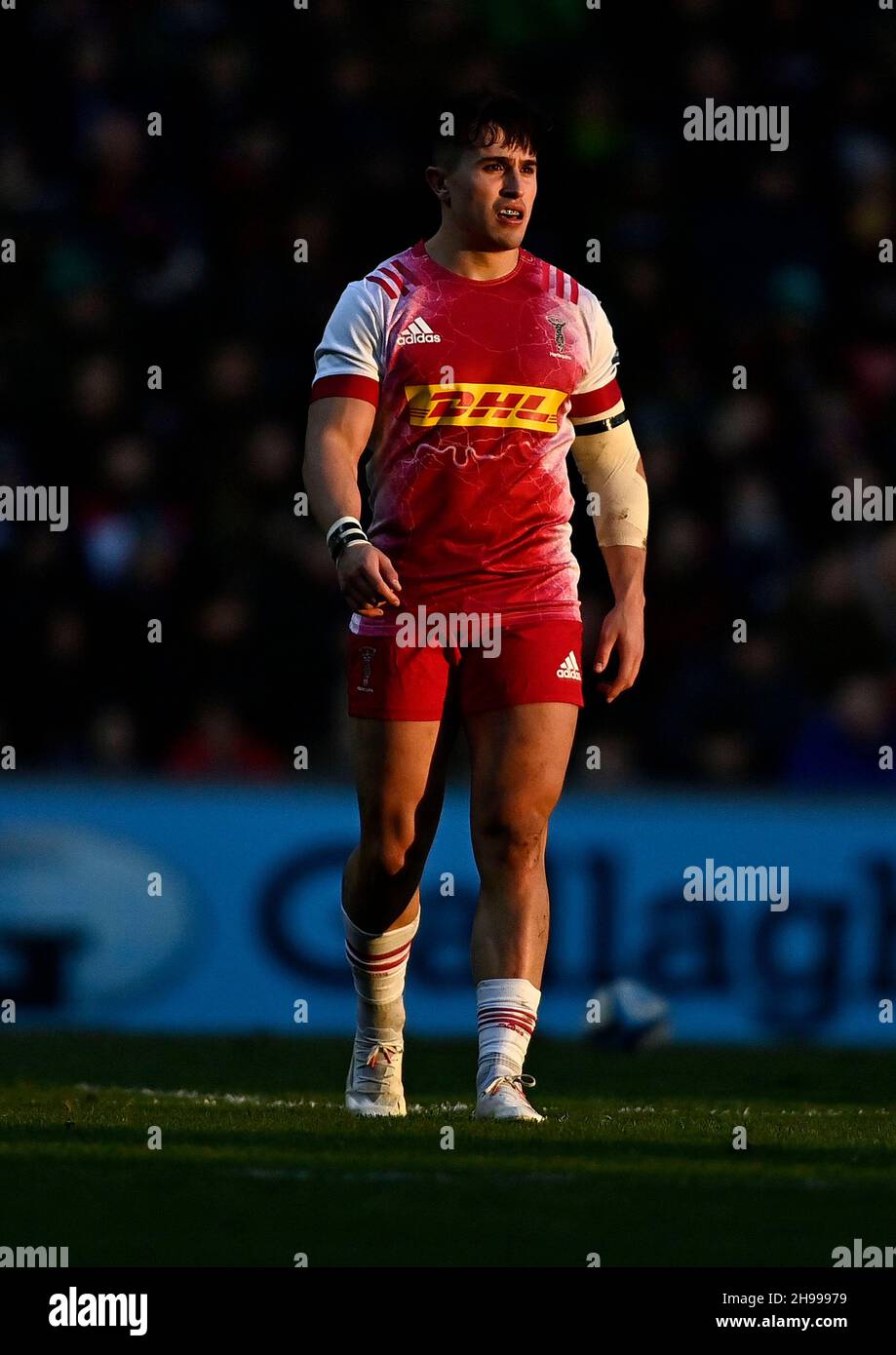 Leicester, Großbritannien. 05th Dez 2021. Premiership Rugby. Leicester Tigers V Harlequins. Mattioli Woods Welford Road Stadium. Leicester. Cadan Murley (Harlekine) in der späten Abendsonne. Kredit: Sport In Bildern/Alamy Live Nachrichten Stockfoto