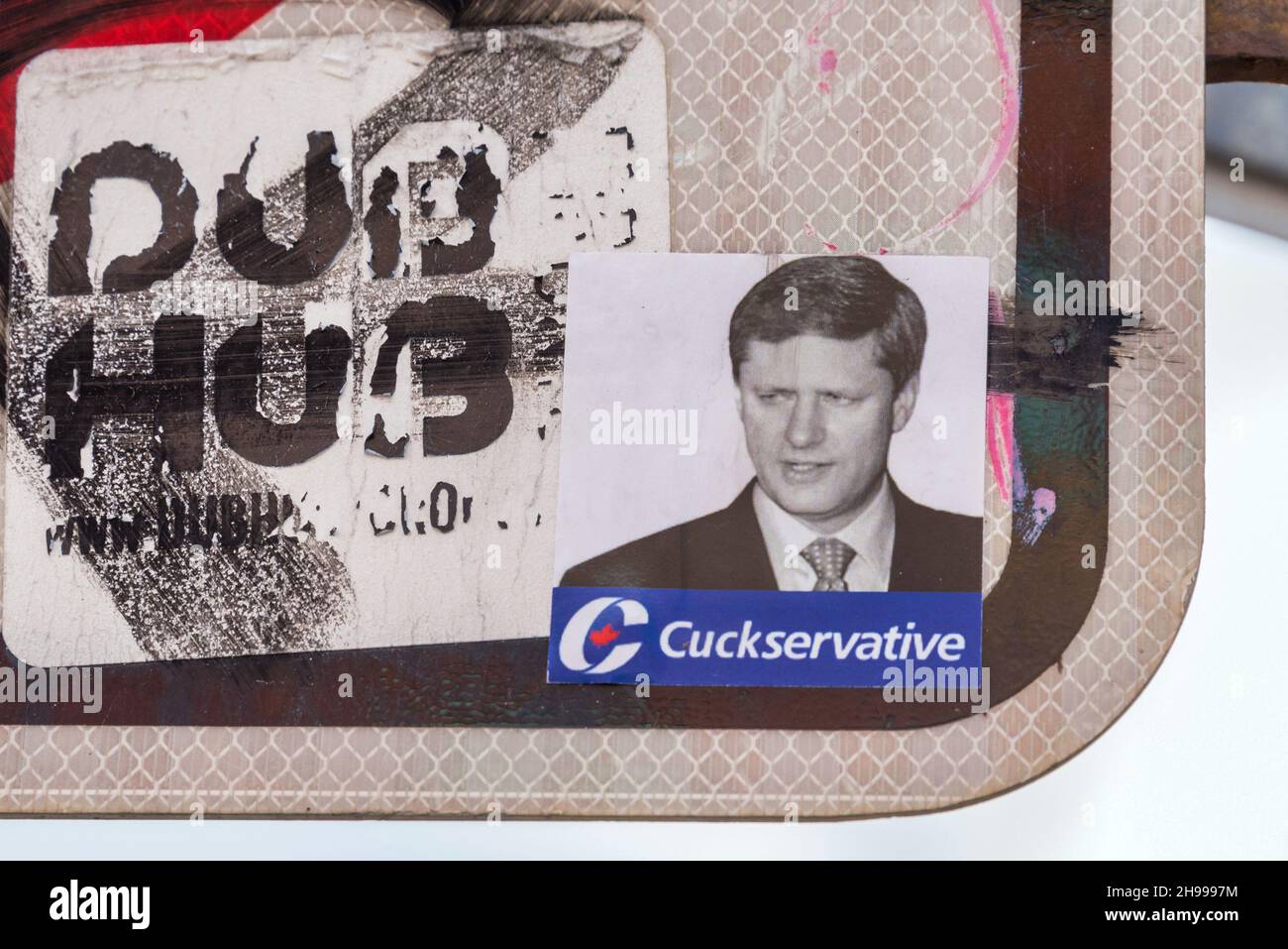 Toronto Szenen: Anti-Harper-Kampagne Schild mit Foto von Stephen Harper und Wort Cuckservative für Konservative geschrieben. Stockfoto