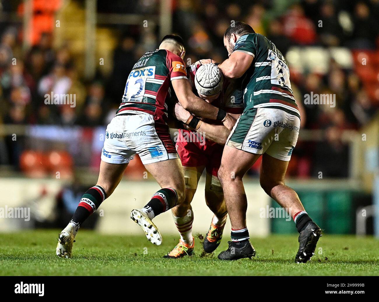 Leicester, Großbritannien. 05th Dez 2021. Premiership Rugby. Leicester Tigers V Harlequins. Mattioli Woods Welford Road Stadium. Leicester. Dino Lamb (Harlekine) wird von Dan Kelly (Leicester Tigers) und Ellis Genge (Leicester Tigers, Kapitän) angegangen/ Credit: Sport in Picters/Alamy Live News Stockfoto