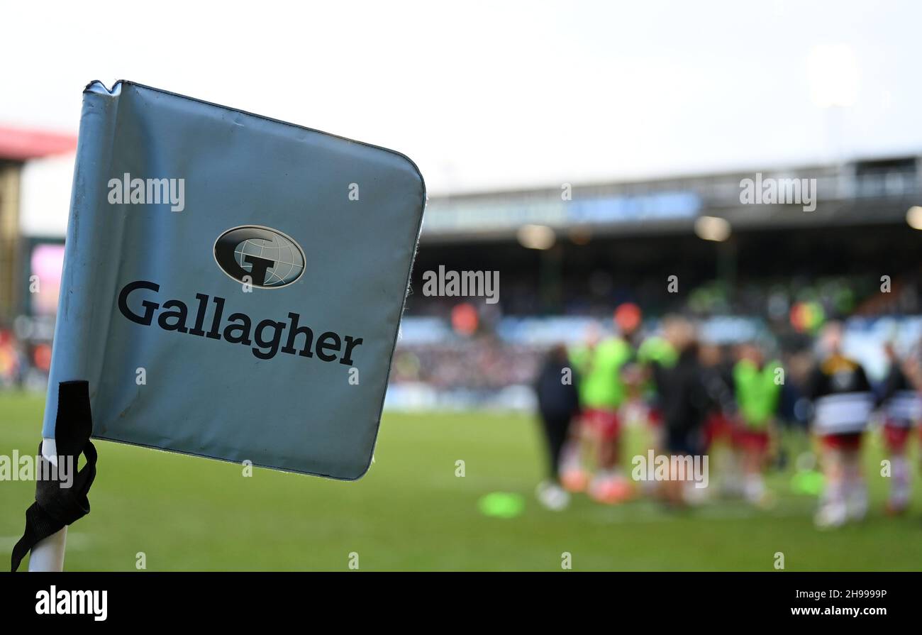 Leicester, Großbritannien. 05th Dez 2021. Premiership Rugby. Leicester Tigers V Harlequins. Mattioli Woods Welford Road Stadium. Leicester. Die Gallagher-Ecke flag Branding als Spieler warm up im Hintergrund. Kredit: Sport In Bildern/Alamy Live Nachrichten Stockfoto