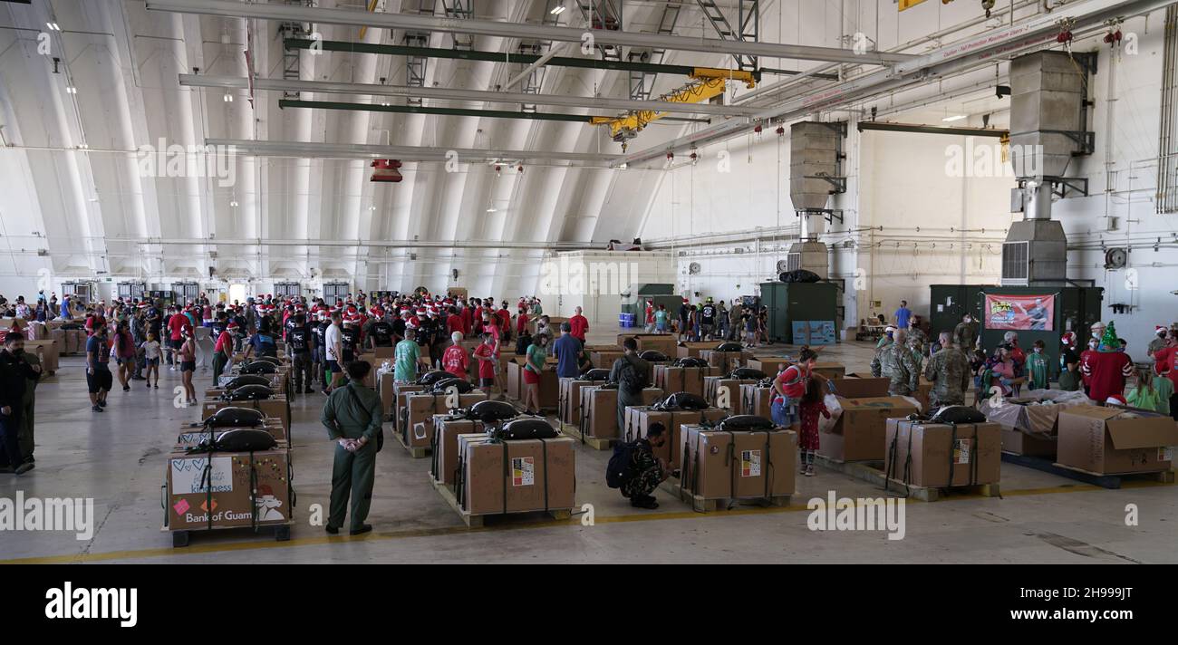 Yigo, Usa. 04th Dez 2021. Freiwillige packen die gespendeten Waren in Lufttropfenbündel mit während der Vorbereitungen für die jährliche Operation Christmas Drop 70th auf der Andersen Air Force Base am 4. Dezember 2021 in Yigo, Guam. Jedes Jahr im Dezember werden die Luftbesatzungen 55 Inselnationen im gesamten Südost-Pazifik Nahrungsmittel, Vorräte, Unterrichtsmaterialien und Werkzeuge von AirDrop spenden. Kredit: MSgt. Richard Ebensberger/US Airforce Photo/Alamy Live News Stockfoto