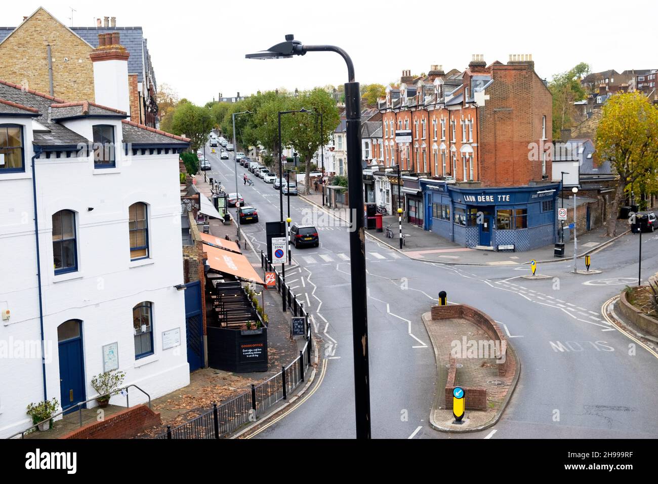 Blick auf die Ferme Park Road vom Parkland Walk in London Stockfoto