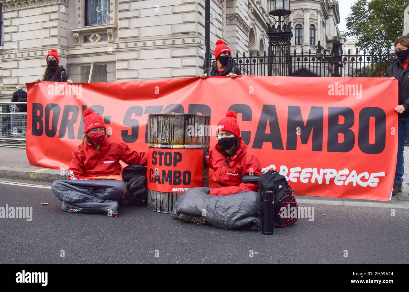 London, Großbritannien. Oktober 2021. Greenpeace-Aktivisten sperrten sich außerhalb der Downing Street in Fässer, um gegen das Ölfeld Cambo zu protestieren. Stockfoto