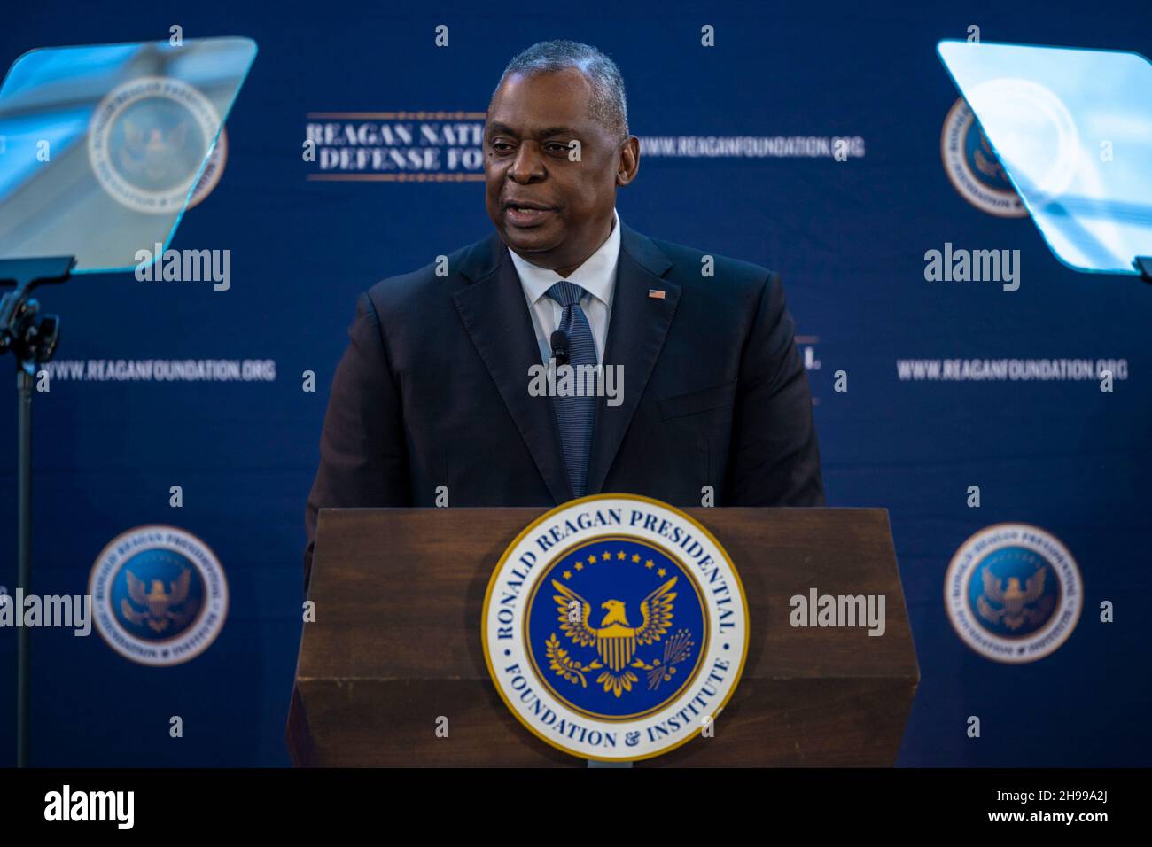 Simi Valley, Usa. 04th Dez 2021. Der US-Verteidigungsminister Lloyd J. Austin III hält die Hauptrede während des Reagan National Defense Forum 2021 in der Ronald Reagan Presidential Library am 4. Dezember 2021 in Simi Valley, Kalifornien. Quelle: Chad McNeeley/DOD/Alamy Live News Stockfoto