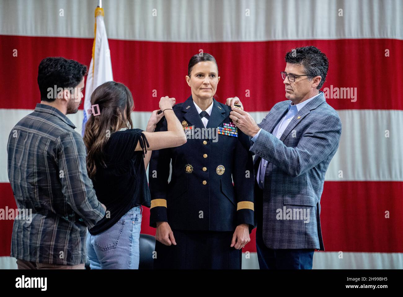 Charleston, Usa. 02. Dezember 2021. Familienmitglieder helfen bei der Änderung der Ranguniform der Nationalgarde von West Virginia Brig. Gen. Michaelle M. Munger während einer Zeremonie im Hauptquartier der Vereinten Kräfte am 2. Dezember 2021 in Charleston, West Virginia. Munger wurde die erste weibliche Generaloffizierin in der Geschichte der Nationalgarde der West Virginia Army. Kredit: Edwin L. Wriston/DOD/Alamy Live Nachrichten Stockfoto