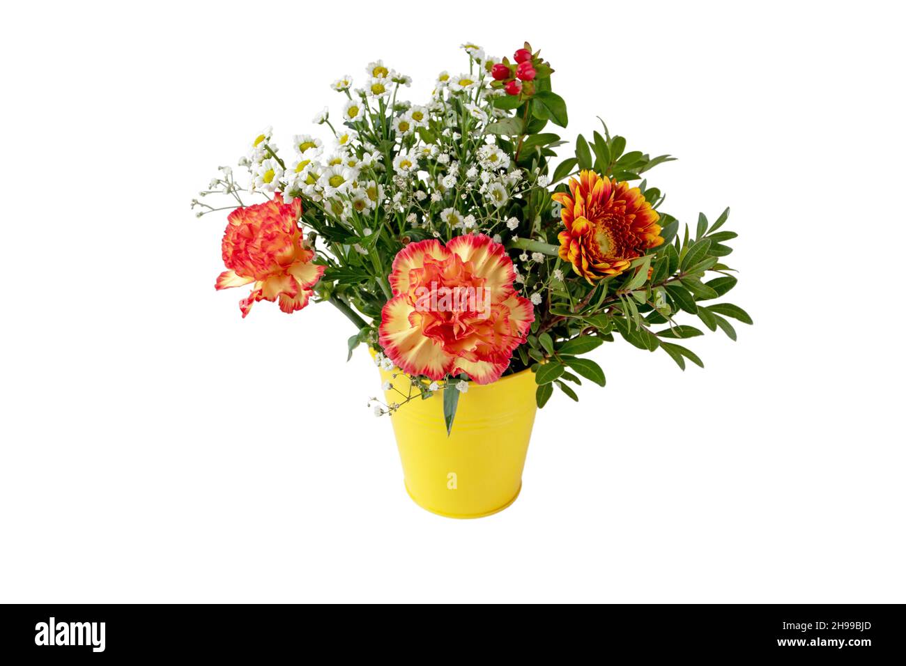 Heller Blumenstrauß im gelben Eimer isoliert auf Weiß. Gerbera, Nelken oder Herbera, Nelke, Gypsophila, Chrysantheme und grüne dekorative b Stockfoto
