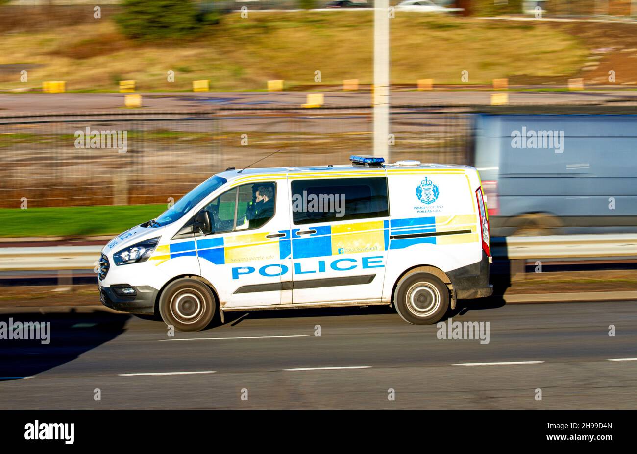 Ein Polizeiwagen der schottischen Polizei reagiert mit großer Geschwindigkeit auf einen Notruf 999 entlang der Kingsway West Dual Carrageway im städtischen Dundee, Schottland Stockfoto