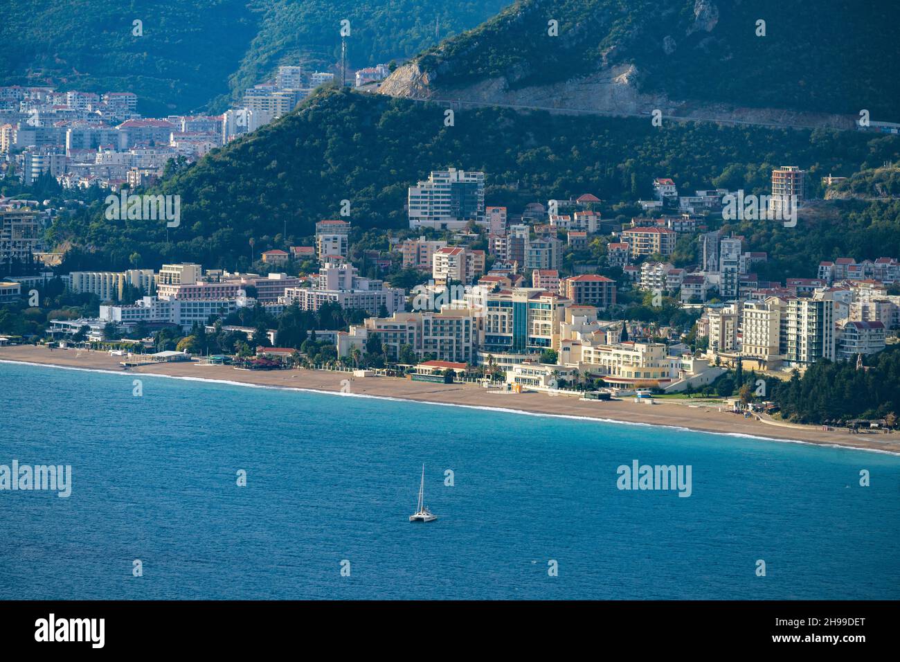 Blick auf Strand und Küste von Becici, Montenegro, Europa | Blick über Küste und Strand in Becici, Montenegro, Europa Stockfoto
