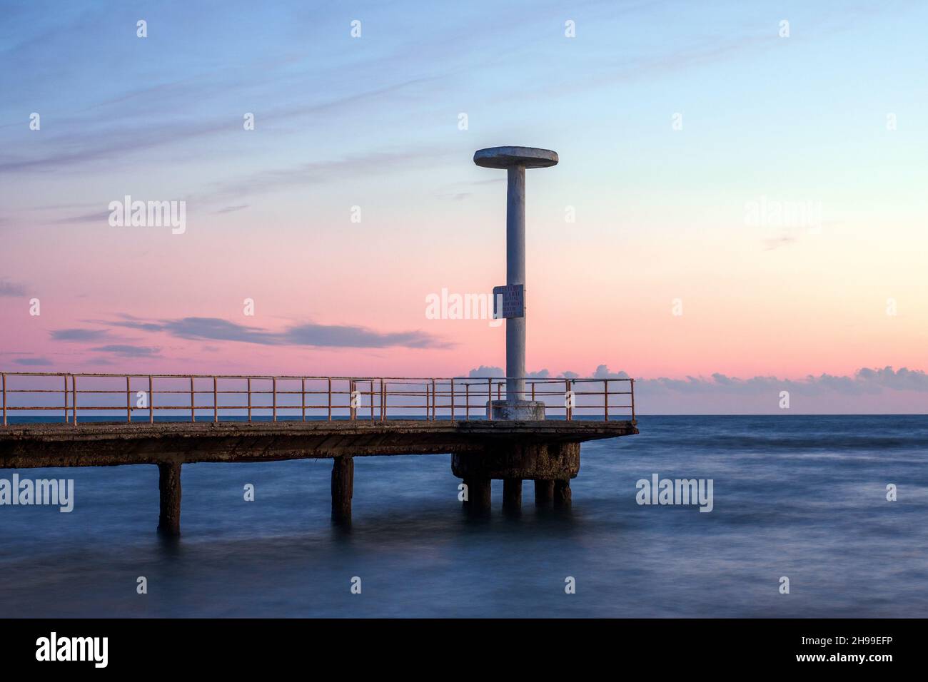 Pier des Plinius Beach Resort in Ostia Lido bei Sonnenuntergang - Rom, Italien Stockfoto