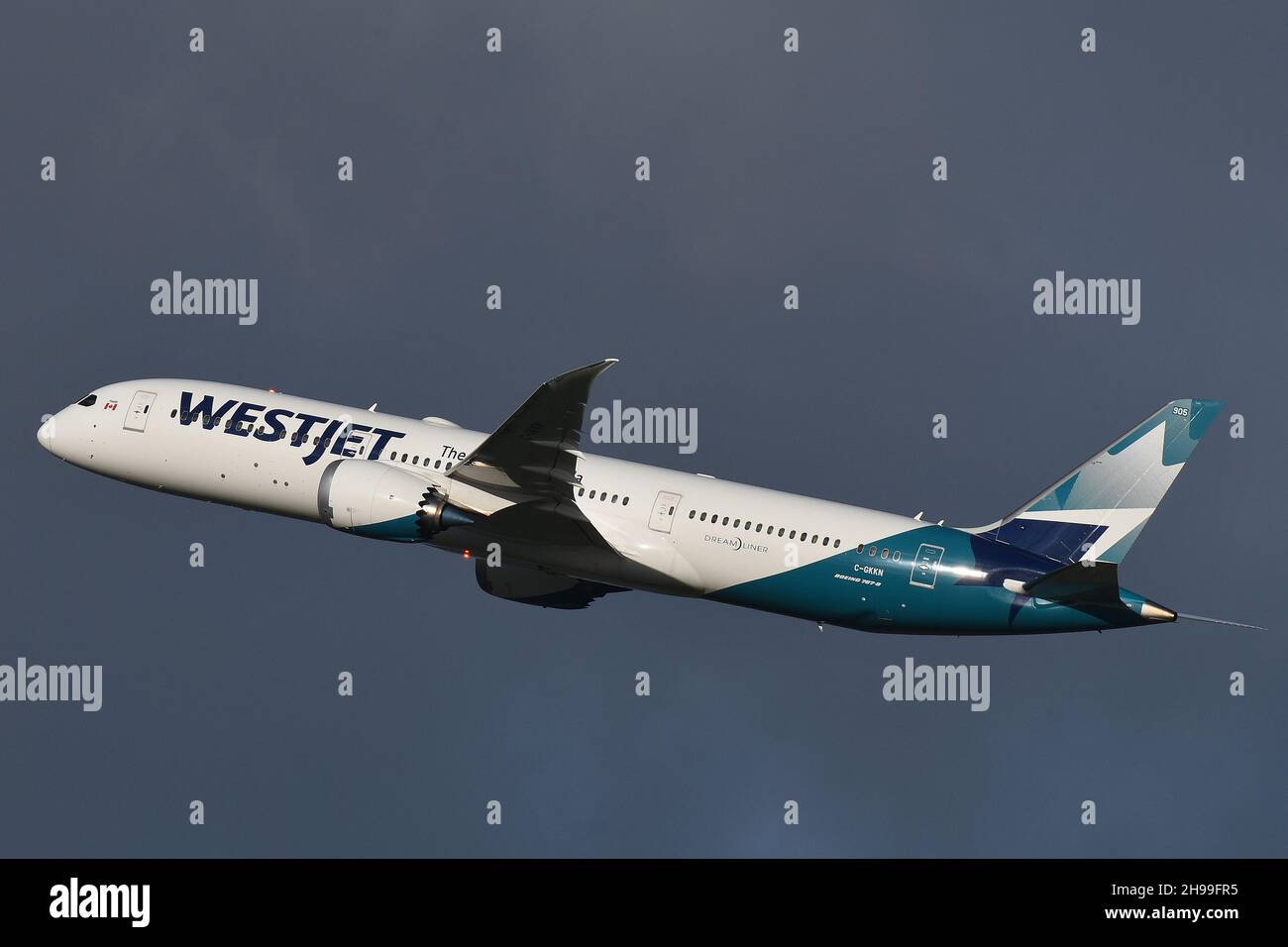 WESTJET BOEING 787-9 C-GKKN STEIGT BEIM ABFLUG AUS. Stockfoto