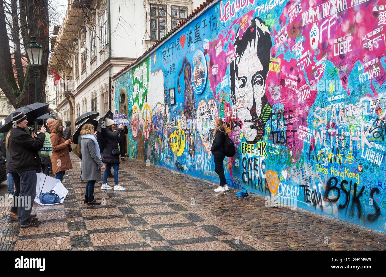 Prag, 11. März 2020: Menschen machen ein Foto an der John Lennon Wand in Prag Stockfoto