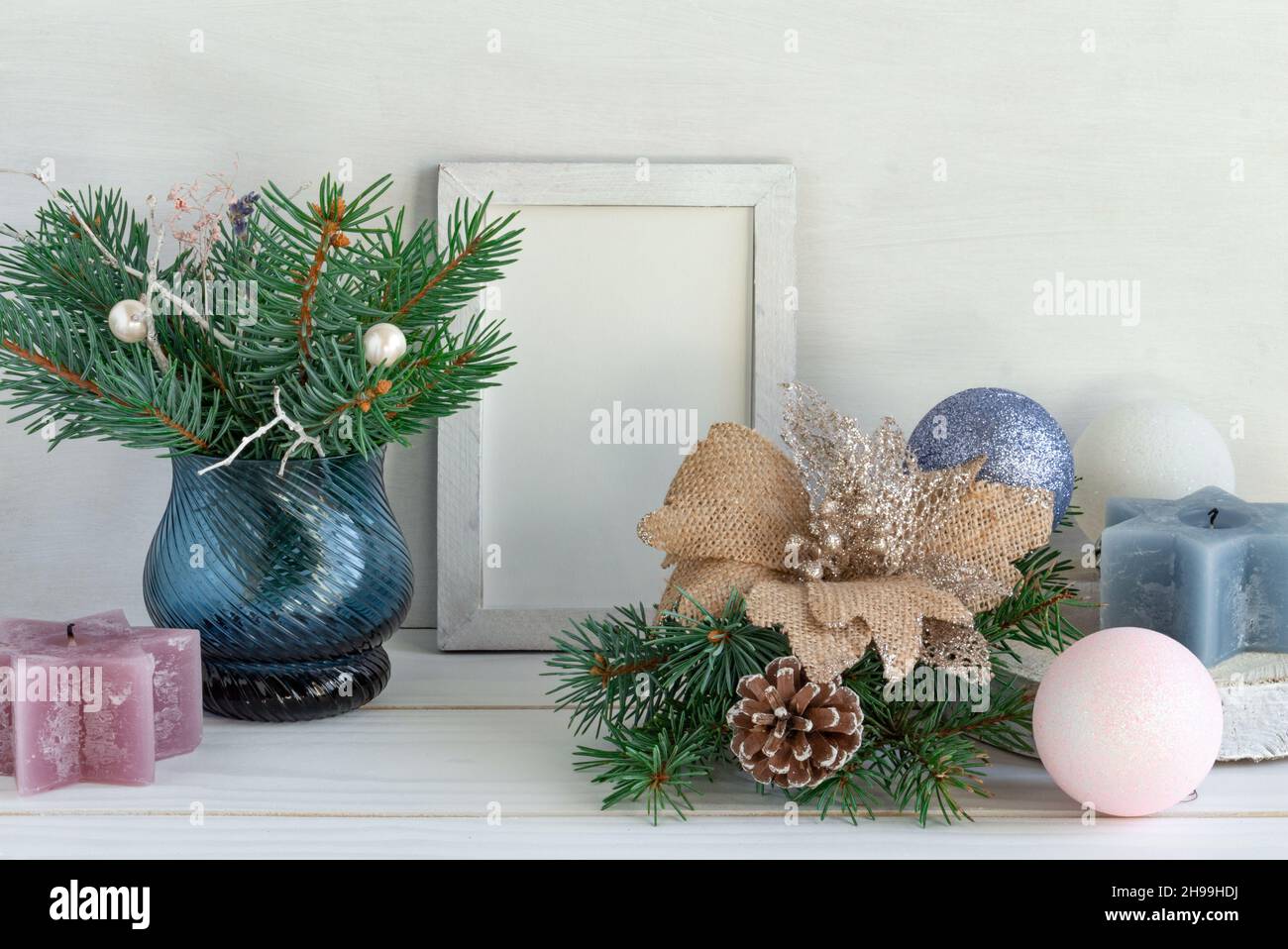 Modell für das neue Jahr. Tannenzapfen, Tannenzweige und Weihnachtskugeln auf weiß gestricktem Hintergrund. Flach liegend, Draufsicht mit Kopierplatz Stockfotografie