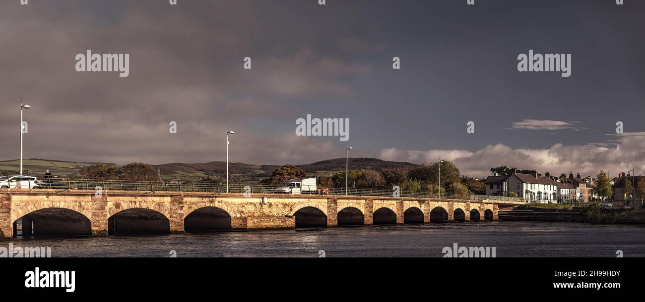 Die Nineteen Arches Bridge, die längste handgefertigte Steinbogenbrücke in Irland. Arklow. Irland. Stockfoto