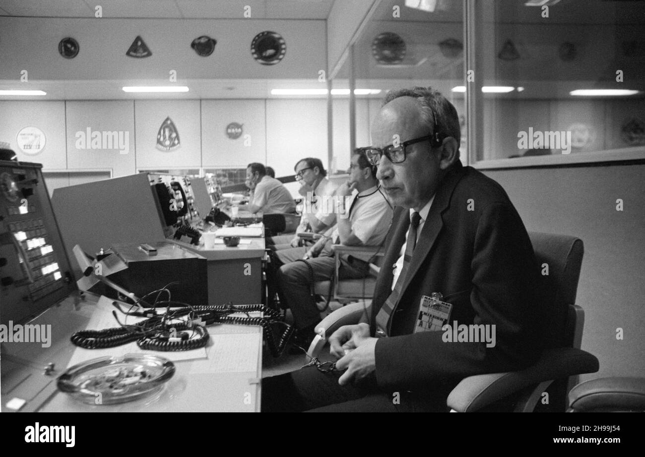 S70-34627 (11. April 1970) --- Sigurd A. Sjoberg, Leiter des Flugbetriebs, im Manned Spacecraft Center (MSC), sieht den Start von Apollo 13 von einer Konsole im MSC Mission Control Center (MCC), Gebäude 30 aus. Apollo 13 hob am 11. April 1970 um 1:13 Uhr (CST) ab. Bildnachweis: NASA Stockfoto