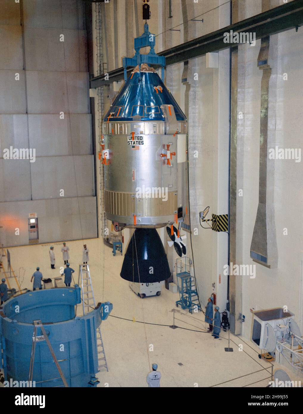 Innenansicht des bemannten Raumfahrts-Betriebsgebäudes des Kennedy Space Center, in dem die Apollo-Raumsonde 106/Command/Service Module zum integrierten Arbeitsplatz Nr. 1 bewegt wird, um sie mit dem Lunar Module Adapter (SLA) 13 des Raumfahrzeugs zu paaren. Die Raumsonde 106 wird auf der Weltraummission Apollo 10 (Lunar Module 4/Saturn 505) geflogen. Stockfoto