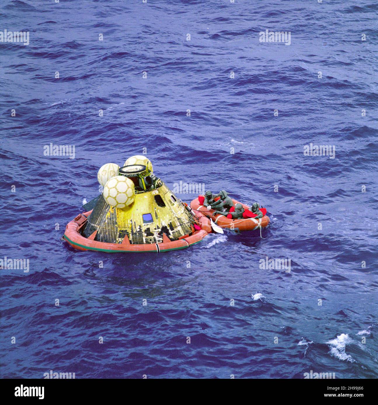 Das Apollo 11-Kommandomodul Columbia mit den Astronauten Neil Armstrong, Michael Collins und Buzz Aldrin spritzte am 24. Juli 1969 um 11:49 Uhr morgens, etwa 812 Seemeilen südwestlich von Hawaii und nur 12 Seemeilen von der USS Hornet entfernt, nieder. Stockfoto