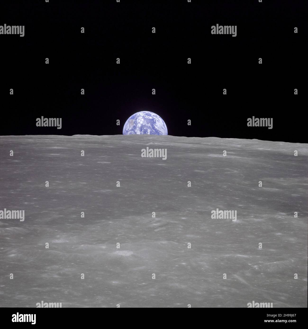 Die Erdansicht der Raumsonde Apollo 11 zeigt, dass die Erde über dem Mondhorizont aufsteigt. Stockfoto