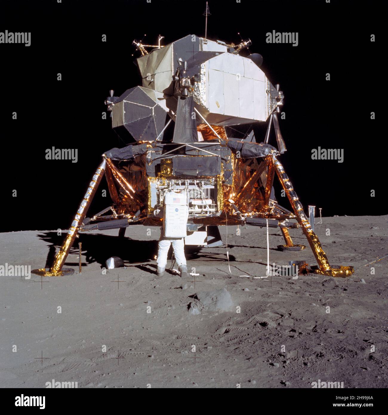 Astronaut Edwin E. Aldrin Jr., Mondmodulpilot, bereitet sich auf den Einsatz des Early Apollo Scientific Experiments Package (EASEP) während der Apollo 11-Mondflächenextravehicular-Aktivität (EVA) vor. Stockfoto