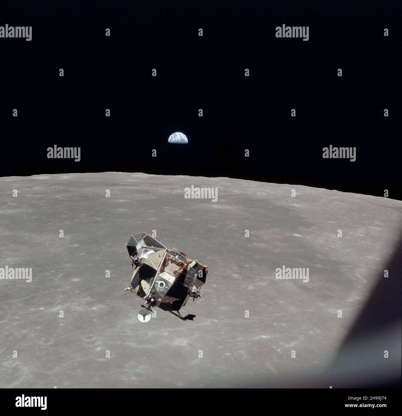 Die Aufstiegsstufe der Apollo 11 Lunar Module mit den Astronauten Neil A. Armstrong und Edwin E. Aldrin Jr. an Bord wird während des Rendezvous in der Mondumlaufbahn von den Command and Service Modules (CSM) aus fotografiert. Die Mondlandefähre (LM) machte ihren Andockansatz zum CSM. Astronaut Michael Collins blieb mit dem CSM in der Mondbahn, während die anderen beiden Besatzungsmänner die Mondoberfläche erkundeten. Der große, dunkle Bereich im Hintergrund ist Smyth's Sea, zentriert auf 85 Grad östlicher Länge und 2 Grad südlicher Breite auf der Mondoberfläche (nahe). Stockfoto