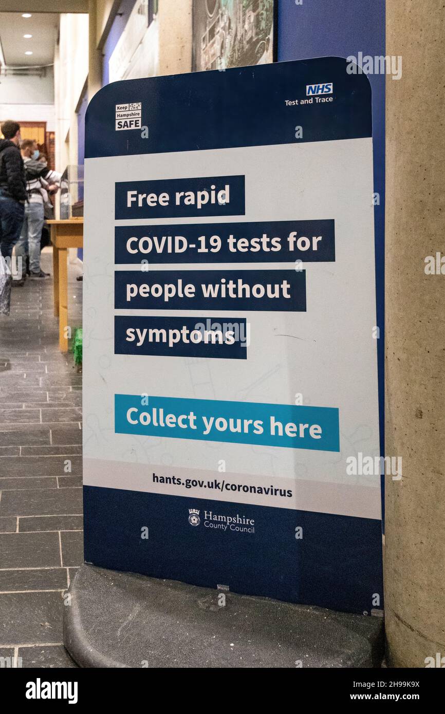 Sign advertising Freie schnelle Covid-19-Tests für Menschen ohne Symptome, Dezember 2021, während der Coronavirus-Welle 3rd Stockfoto