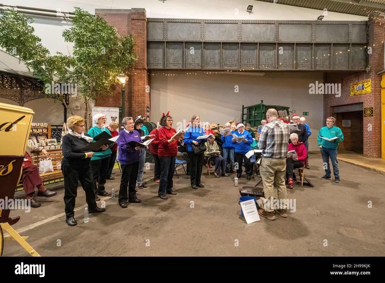 Chorgesang bei der Weihnachtsmarktveranstaltung des Living History Museum in Basingstoke, Hampshire, England, Großbritannien, im Dezember 2021 Stockfoto
