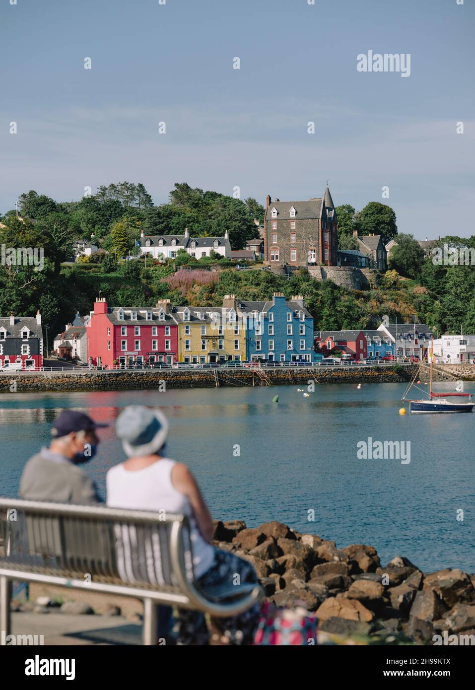 Touristen am Sommerhafen von Tobermory, Isle of Mull, Inner Hebrides, Argyll & Bute Scotland UK - covid staycation Paare Tourismus Stockfoto