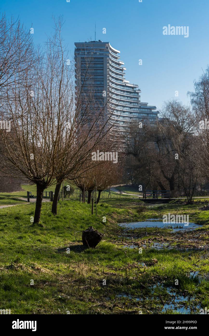 Schöner Blick auf Brüsseler Feuchtgebiete und Wohnblocks Stockfoto