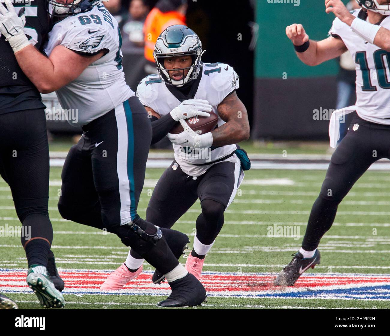 East Rutherford, New Jersey, USA. 5th Dez 2021. Philadelphia Eagles läuft zurück Kenneth Gainwell (14) sucht am Sonntag, den 5. Dezember 2021, im MetLife Stadium in East Rutherford, New Jersey, im zweiten Quartal gegen die Jets Platz zum Laufen. Duncan Williams/CSM/Alamy Live News Stockfoto