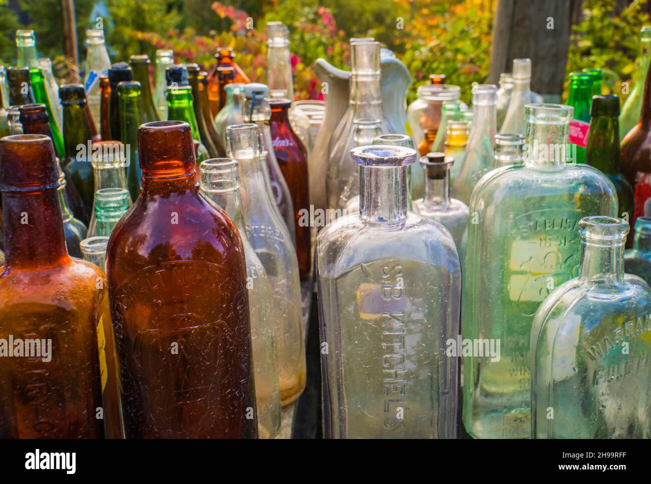Verschiedene alte Glasflaschen zum Verkauf Stockfoto
