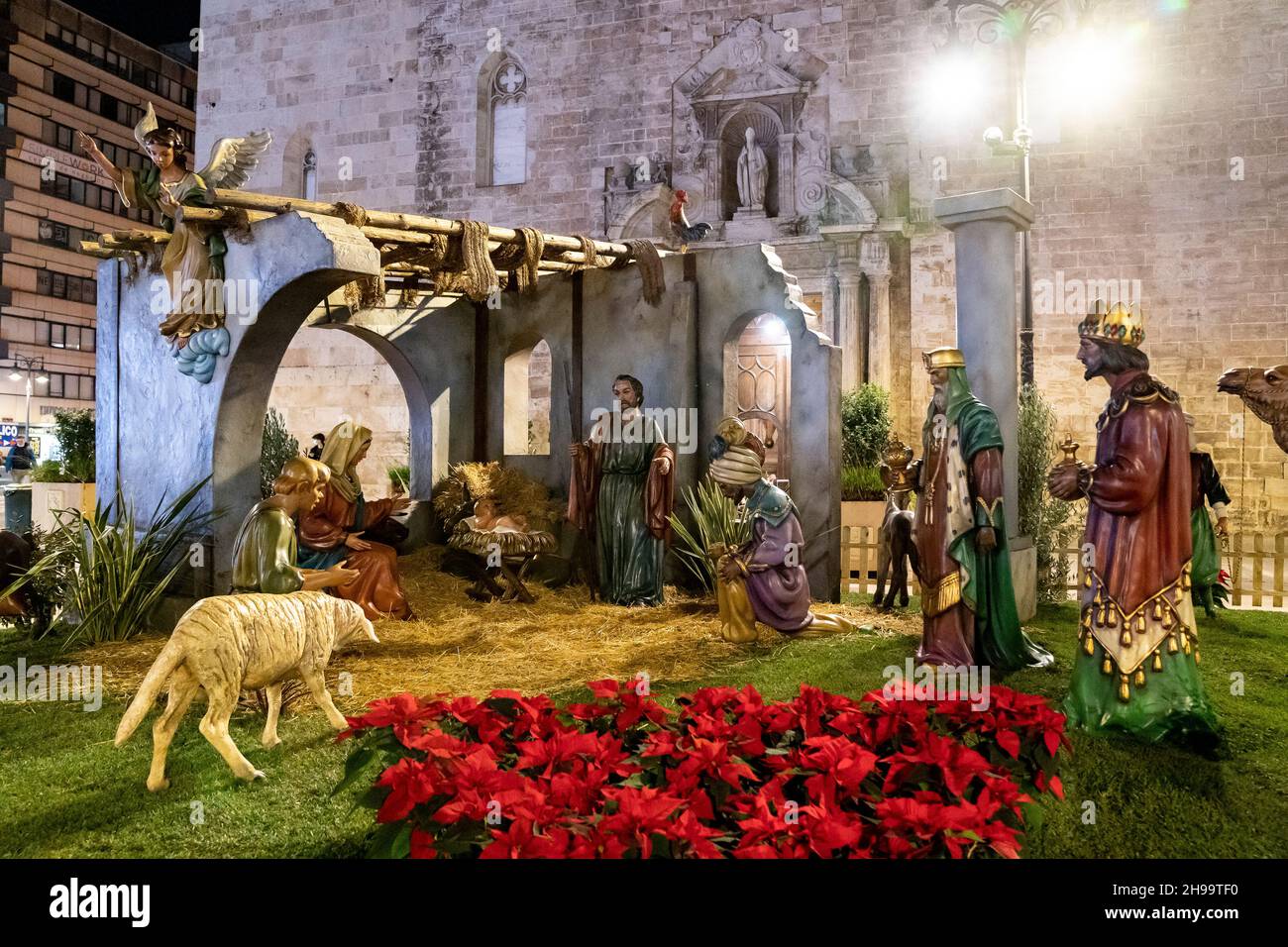 Valencia, Spanien. 04th Dez 2021. Blick auf die Weihnachtskrippe auf der Plaza San Agustin in Valencia.Valencia begrüßt Weihnachten mit den klassischen Lichtern. Zwei riesige Kugeln, 14 und 11 Meter hoch, erstrahlen auf dem Rathausplatz mit bewegter Beleuchtung, Musik und einer audiovisuellen Show, die jede Stunde zu sehen ist. Die angrenzenden Straßen haben auch Weihnachtsdekorationen veröffentlicht. Kredit: SOPA Images Limited/Alamy Live Nachrichten Stockfoto